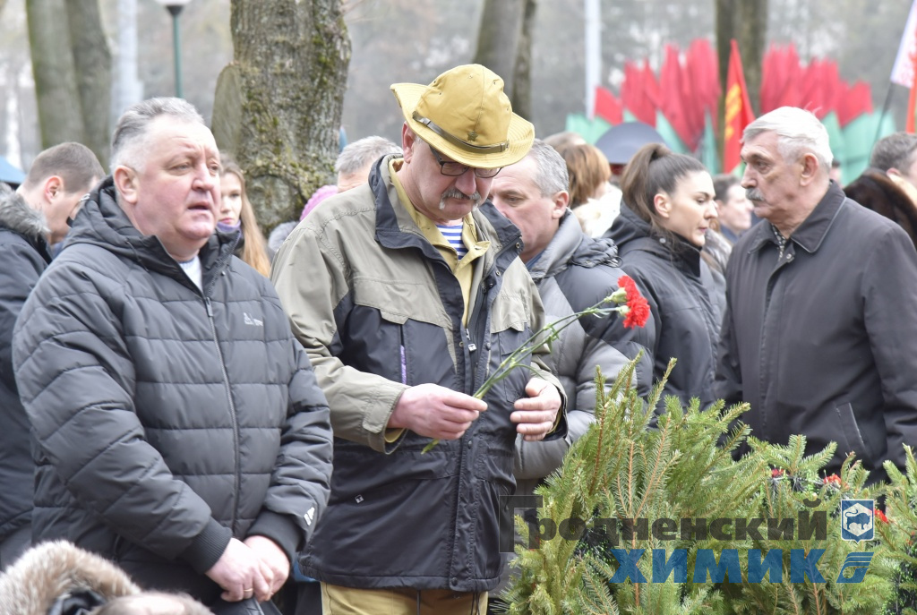 На митинге-реквиеме участвуют работники и ветераны ОАО «Гродно Азот»