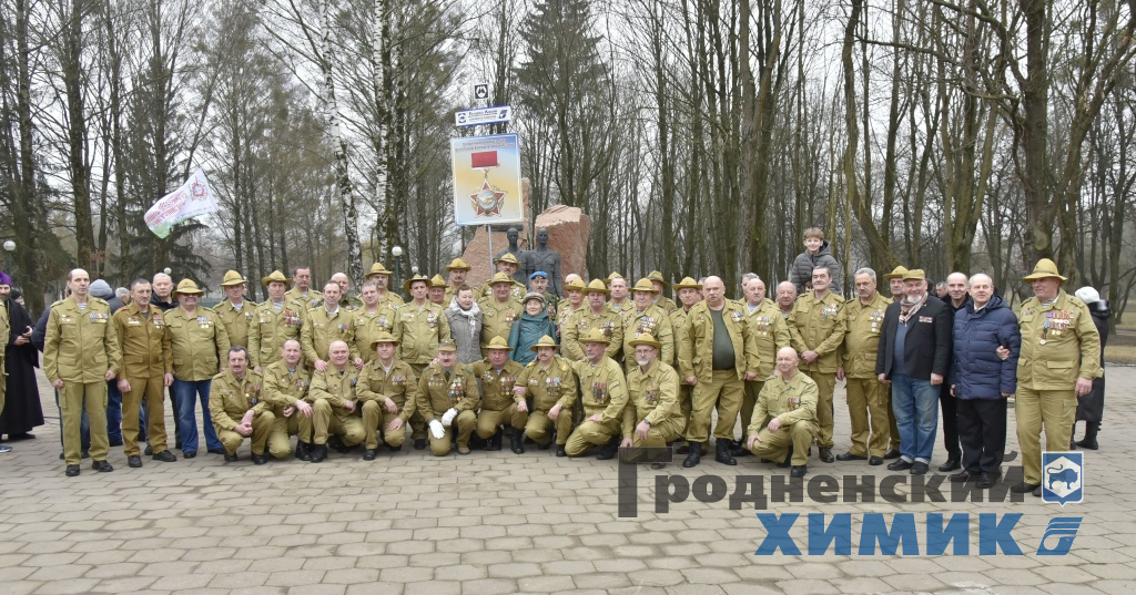 На митинге-реквиеме участвуют работники и ветераны ОАО «Гродно Азот»