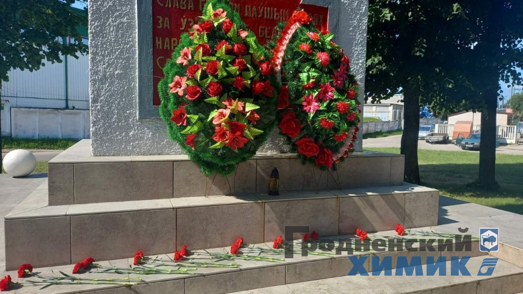 В гости к ветерану Николаю Соколову приехали заводчане накануне Дня Независимости