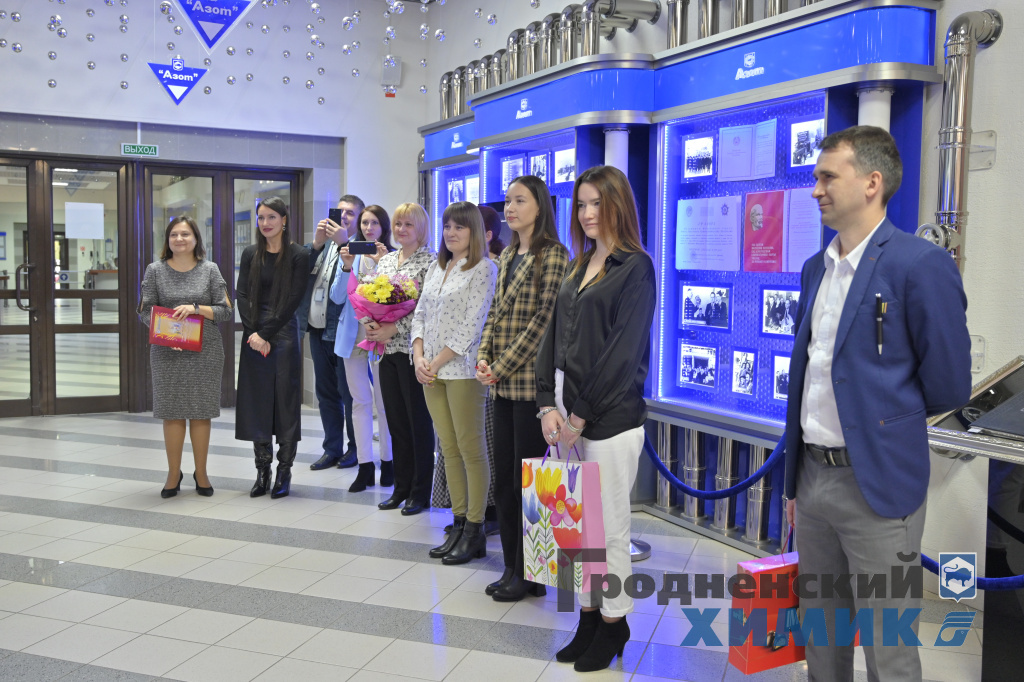 В ОАО «Гродно Азот» поздравили с выходом на заслуженный отдых начальника управления технического нормирования и стандартизации Елену Ложкину