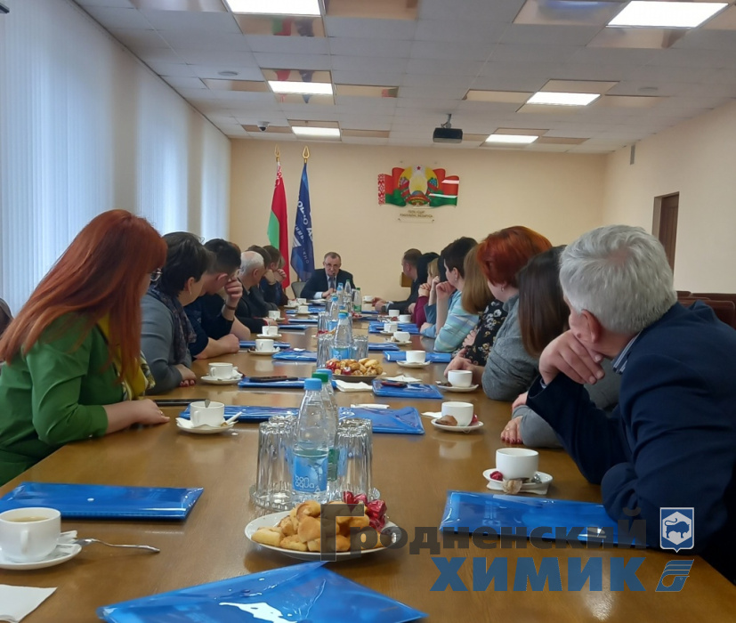 За круглым столом