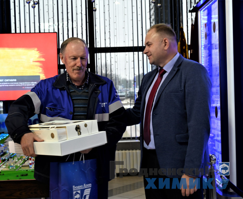 Управление строительства ОАО «Гродно Азот» поздравило с выходом на заслуженный отдых инженера отдела инженерной подготовки Геннадия Скребкова