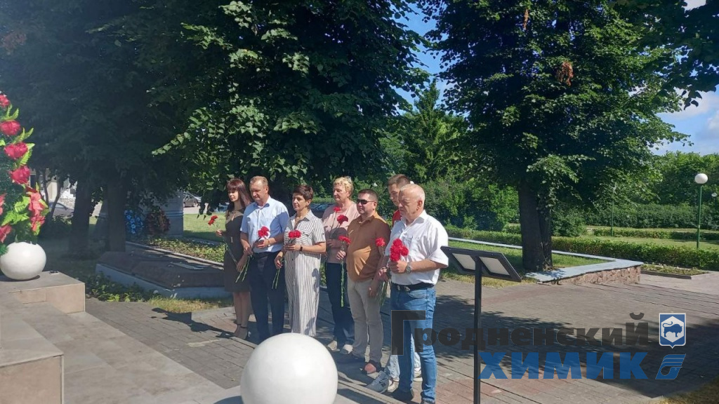 В гости к ветерану Николаю Соколову приехали заводчане накануне Дня Независимости