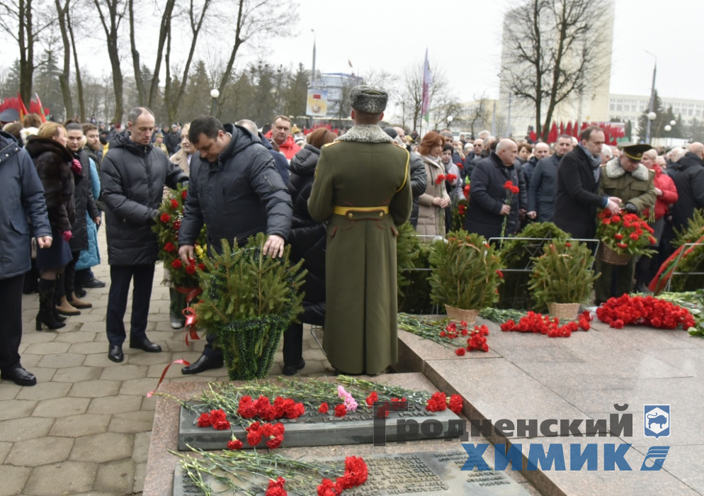 На митинге-реквиеме участвуют работники и ветераны ОАО «Гродно Азот»