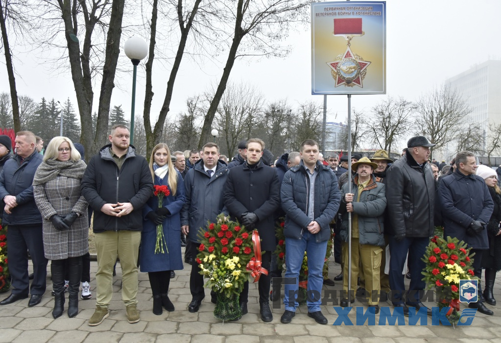 На митинге-реквиеме участвуют работники и ветераны ОАО «Гродно Азот»