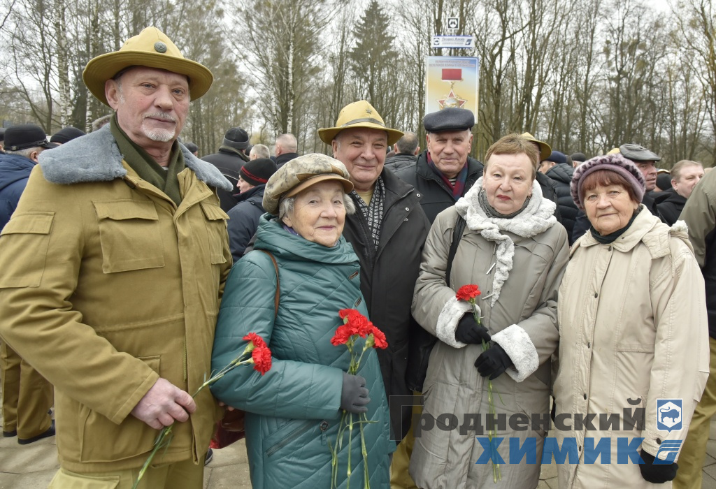 На митинге-реквиеме участвуют работники и ветераны ОАО «Гродно Азот»