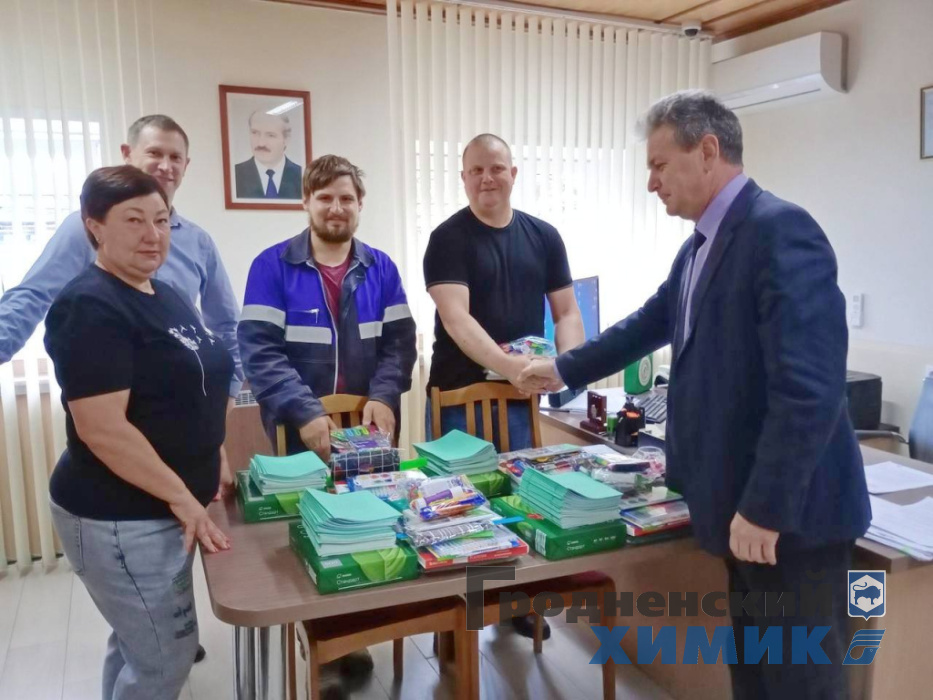 Азот Рем Строй_собираем детей в школу.jpg