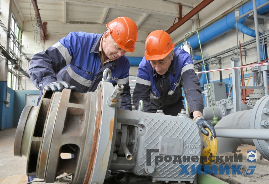 Слесари-ремонтники Анатолий Павлович (6 разряд) и Юрий Протасевич (5 разряд) ремонтируют насос