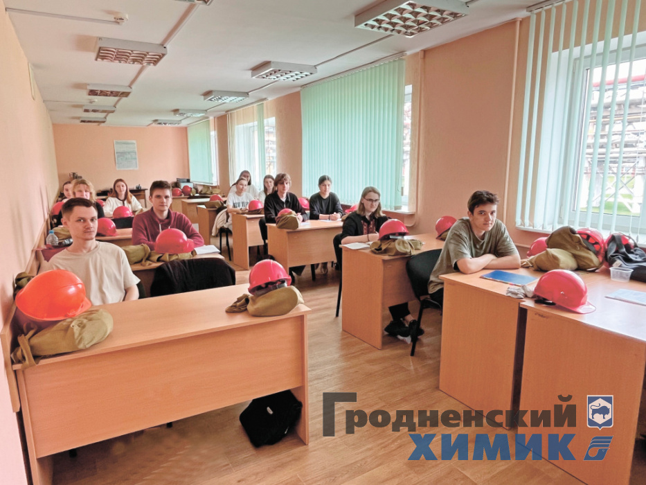 Студенты 2-го курса специальности «Химическая технология неорганических веществ, материалов и изделий» БГТУ__2025_Азот_1.jpg Профессор Людмила Ещенко во время занятий_2025_Азот_1.jpg