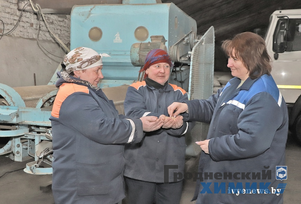 Кладовщик Е. Зинович (первая справа) с работниками И. Кухта и Т. Пашуль