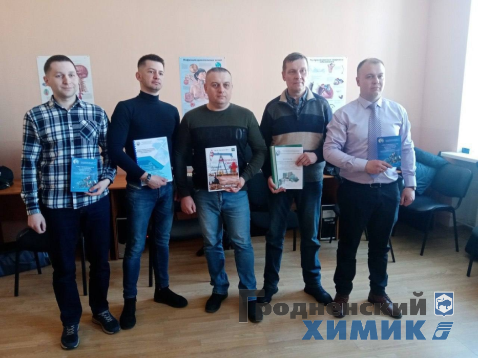 Начальник участка композитных материалов цеха по производству пластических масс Максим Чеботаревич — второй слева 