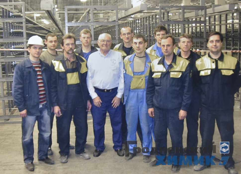 Специалист английской фирмы Texkimp с бригадой работников ЦВК на стадии монтажа оборудования