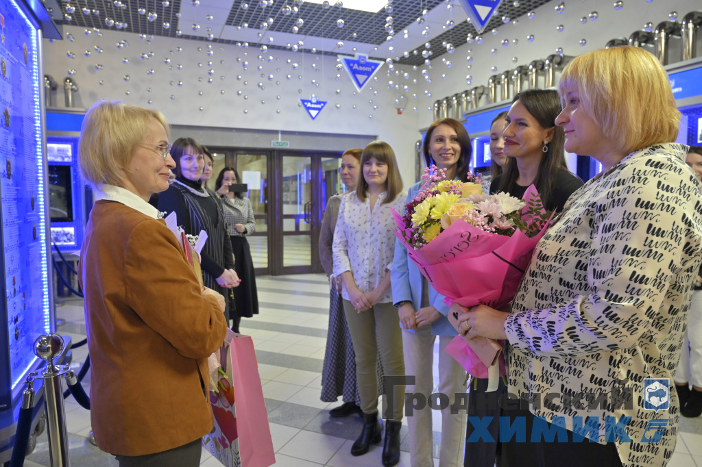 В ОАО «Гродно Азот» поздравили с выходом на заслуженный отдых начальника управления технического нормирования и стандартизации Елену Ложкину
