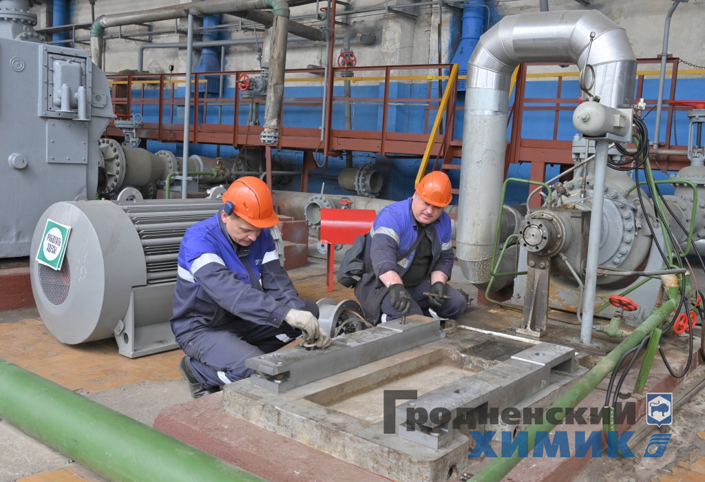 Слесарь-ремонтник 6 разряда Николай Мыцко и электромонтёр 5 разряда Виталий Рабак осуществляют монтаж опор электродвигателя насосного агрегата 
