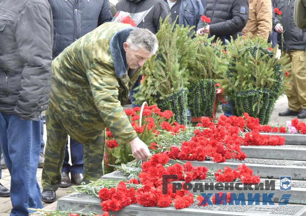 На митинге-реквиеме участвуют работники и ветераны ОАО «Гродно Азот»