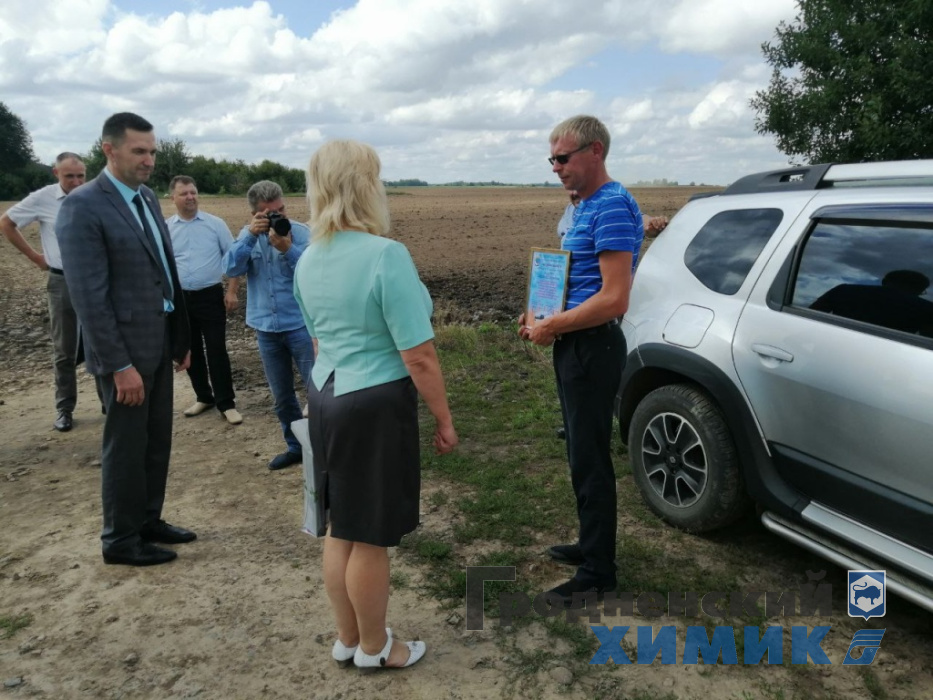 Комбайнёров-тысячников чествует председатель Ивьевского райисполкома Игорь Генец