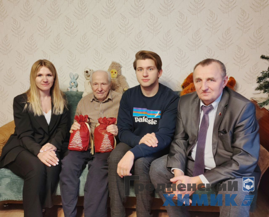 Филиал «Завод Химволокно» поздравил с новогодними праздниками ветерана Великой Отечественной войны Николая Соколова