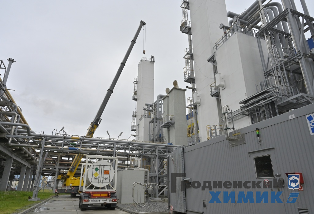 Слесари-ремонтники Вячеслав Кондратович (6 разряд) и Артур Рапейко (5 разряд) выполняют работы по монтажу предохранительных клапанов на воздухоразделительной установке