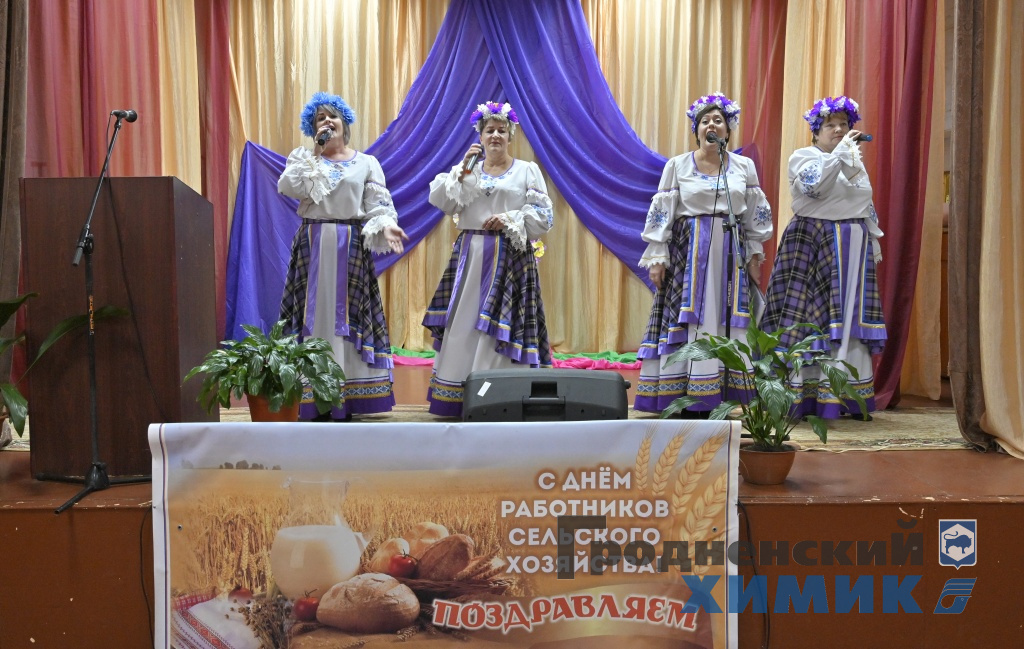 На праздничной сцене