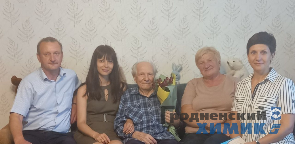 В гости к ветерану Николаю Соколову приехали заводчане накануне Дня Независимости