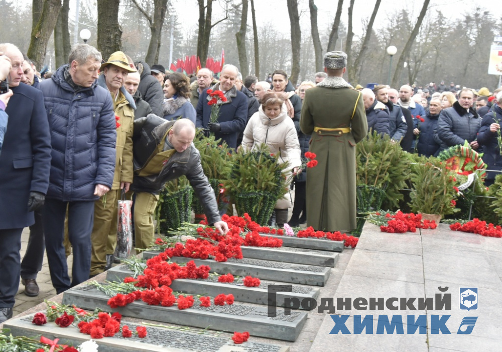 На митинге-реквиеме участвуют работники и ветераны ОАО «Гродно Азот»