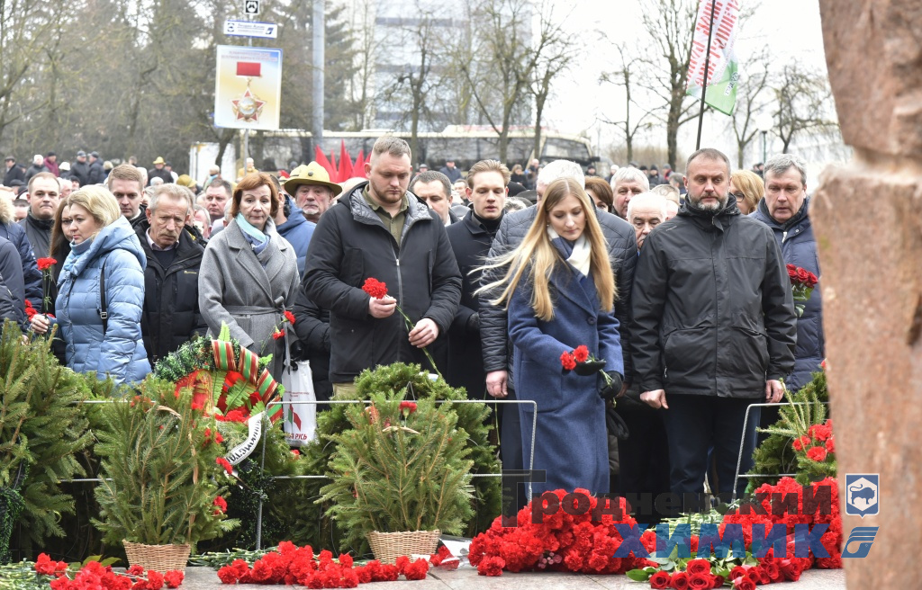 На митинге-реквиеме участвуют работники и ветераны ОАО «Гродно Азот»